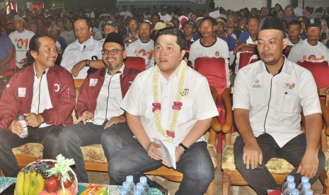 Ketua Tim Kampanye Nasional (TKN), Erick Thohir berada di tengah- tengah  nelayan pantai utara Jawa Tengah saat menghadiri Deklarasi Dukungan  Jaringan Nelayan Matahari untuk Joko Widodo- Ma'ruf Amin, di gedung Graha Mina, Kota Tegal, Senin (21/1).