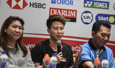 Pebulu tangkis Indonesia Liliyana Natsir (tengah) bersama Ketua Pelaksana Indonesia Masters 2019 Achmad Budiarto (kanan) dan Kabid Pembinaan dan Prestasi PP PBSI Susi Susanti (kiri) memberikan keterangan saat konferensi pers jelang Daihatsu Indonesia Masters 2019 di Jakarta, Senin (21/1/2019). 