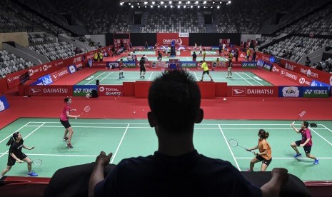 Sejumlah pebulu tangkis melakukan latihan uji coba lapangan jelang Daihatsu Indonesia Masters 2019 di Istora Senayan, Jakarta, Senin (21/1/2019). 