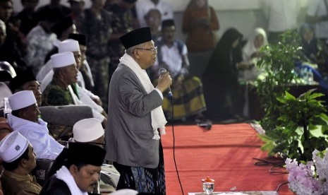 Calon Wakil Presiden nomor urut 01 Ma'ruf Amin berpidato saat kampanye dalam safari politik di Ponpes Bismillah di Desa Cisaat, Padarincang, Serang, Banten, Senin (21/1/2019). 