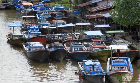 Sejumlah perahu nelayan ditambatkan di Sungai Krueng Cangkoi, Desa Padang Seurahet, Johan Pahlawan, Aceh Barat, Aceh. Nelayan Aceh Barat diimbau menggunakan hak pilihnya sebelum melaut.