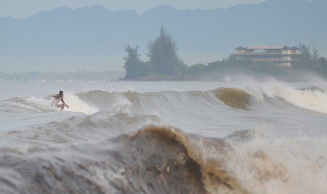 Brimob Sumbar mendirikan posko SAR di dua titik wisata di Sumbar. Foto peselancar memanfaatkan gelombang tinggi di pantai Padang, Sumatera Barat, (Ilustrasi).