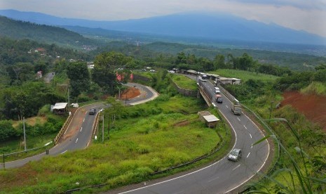 Arus lalu-lintas di Jalur Selatan Lingkar Gentong, Kabupaten Tasikmalaya, Jawa Barat.