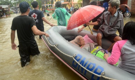 Tim relawan mengevakuasi warga korban banjir di Kelurahan Paccerakkang, Makassar, Sulawesi Selatan, Selasa (22/01/2019). 