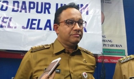 Gubernur DKI Jakarta Anies Baswedan mendatangi lokasi kebakaran di Kelurahan Tomang, Grogol Petamburan, Jakarta Barat, Selasa (22/1).