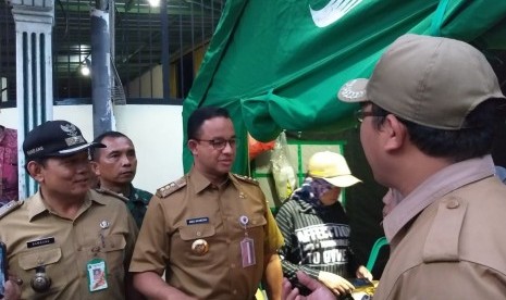 Gubernur DKI Jakarta Anies Baswedan mendatangi lokasi kebakaran di Kelurahan Tomang, Grogol Petamburan, Jakarta Barat, Selasa (22/1).