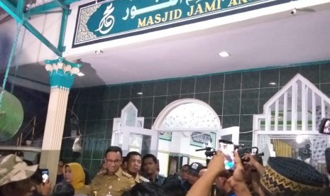 Gubernur DKI Jakarta Anies Baswedan mendatangi lokasi kebakaran di Kelurahan Tomang, Grogol Petamburan, Jakarta Barat, Selasa (22/1).