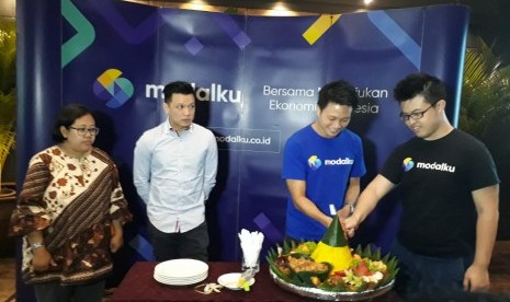 Modalku merayakan ulang tahun ketiga di Kembang Goela, Jakarta Pusat, Rabu (23/1). CEO Modalku, Reynold Wijaya (baju biru), COO Modalku Iwan Kurniawan (baju hitam), bersama perwakilan lender dan borrower.