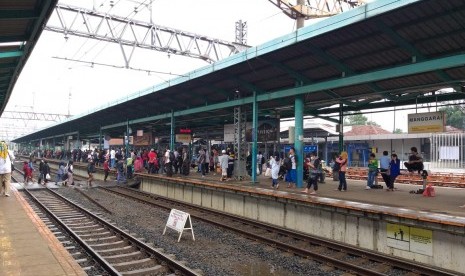 Penumpang kereta rel listrik (KRL) jurusan Depok/Bogor dan Bekasi/Cikarang menunggu di Peron 4 Stasiun Manggarai, Rabu (23/1) pagi. 