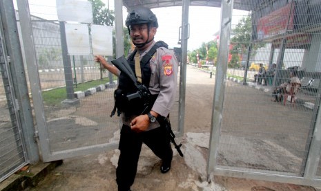 Personel kepolisian berjalan saat berjaga di pintu masuk Lapas Gunung Sindur di Bogor, Jawa Barat , Rabu (23/1/2019).