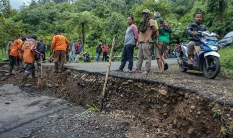 Sejumlah pekerja memperbaiki jalan yang ambles (ilustrasi)