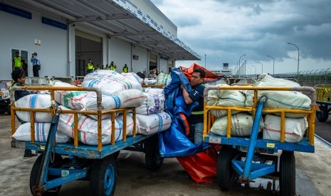 Petugas beraktivitas di terminal kargo bandara (ilustrasi)