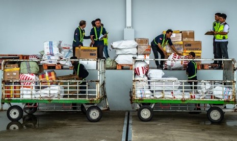 Petugas beraktivitas di Terminal Kargo dan Pos Bandara Jenderal Ahmad Yani yang berada di lokasi baru seusai diresmikan, di Semarang, Jawa Tengah, Rabu (23/1/2019).