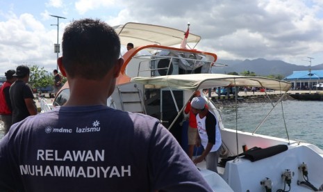 Lazismu memberikan bantuan dalam ekspedisi zakat di pulau terpencil di Maluku.