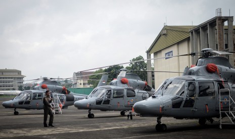 Seorang pilot memeriksa kesiapan helikopter AKS saat acara serah terima alutsista di Hanggar PT Dirgantara Indonesia (PTDI), Bandung, Jawa Barat, Kamis (24/1/2019)