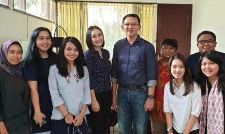 Mantan Gubernur DKI Jakarta Basuki Tjahaja Purnama alias Ahok (tengah) berfoto dengan kerabatnya di Jakarta, Kamis (24/1/2019).