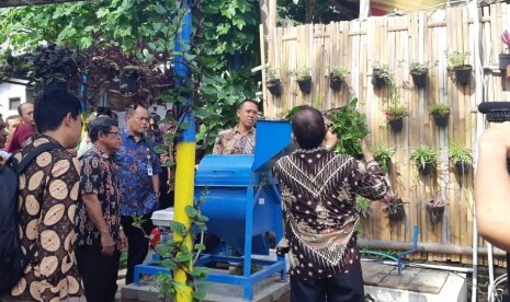 Tempat pengolahan sampah  terpadu di RW XVII Desa Jaten Kecamatan Jaten Kabupaten Karanganyar. Pengolahan sampah tersebut menjadi percontohan di Kabupaten Karanganyar. Peresmian dilakukan oleh Bupati Karanganyar Juliyatmono, Kamis (24/1). 