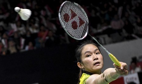 Pebulu tangkis putri Indonesia Ruselli Hartawan berusaha mengembalikan kok ke pebulu tangkis Cina Chen Xiaoxin saat pertandingan babak kedua Daihatsu Indonesia Masters 2019 di Istora Senayan, Jakarta, Kamis (24/1/2019).