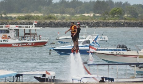 Wahana permainan air di kawasan watersport Tanjung Benoa, Badung, Bali. Biasa melayani turis China, operator watersport di Tj Benoa kini memilih tutup.