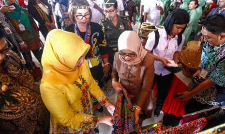 Ketua Umum Dewan Kerajinan Nasional Mufidah Jusuf Kalla (ketiga kanan) didampingi Ketua Dekranasda Provinsi Kalimantan Utara Rita Ratina Irianto (kedua kiri) melihat hasil kerajinan yang dipamerkan di Balai Adat Tidung dan Budaya seusai membuka acara Sinergi Program Kementerian Koperasi dan UMKM dengan Dekranas dan Tim Penggerak PKK di Tarakan, Kalimantan Utara, Kamis (24/1/2019).