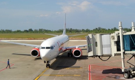 Petugas bandara memandu pesawat udara setelah mendarati di Bandara Internasional Minangkabau (BIM), Padangpariaman, Sumatera Barat, Kamis (24/1/2019).