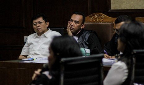 Terdakwa kasus perintangan penyidikan perkara korupsi, Lucas (kiri) mengikuti sidang di Pengadilan Tipikor, Jakarta, Kamis (24/1/2019).