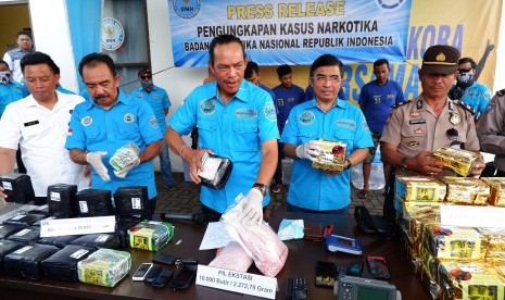 Deputi Pemberantasan BNN Irjen Pol Arman Depari (tengah) bersama jajarannya memperlihatkan barang bukti narkotika jenis sabu ketika gelar kasus di Medan, Sumatera Utara, Kamis (24/1/2019).