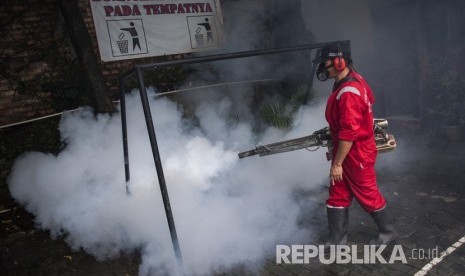 Petugas Fogging Kecamatan Palmerah melakukan pengasapan di SDN Kota Bambu 07 Pagi, Palmerah, Jakarta Barat, Jumat (25/1/2019).