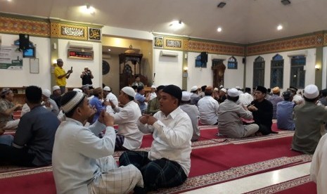 Jamaah tabligh akbar mempraktikkan metode manghafal Alquran semudah tersenyum di Masjid Baiturrohim, Perum Korpri, Kota Bandar Lampung pada Sabtu (26/1) usai Sholat Shubuh. 