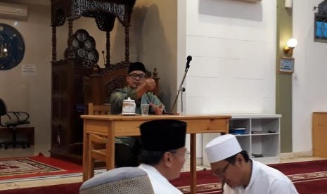 Pendiri Yayasan Askar Kaunya (YAK), Ustaz Bobby Herwibowo memaparkan metode manghafal Alquran semudah tersenyum di Masjid Baiturrohim, Perum Korpri, Kota Bandar Lampung pada Sabtu (26/1) usai Sholat Shubuh. 