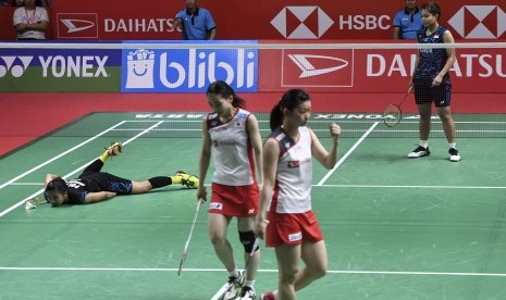 Ganda putri Indonesia Greysia Polli (kiri) dan Apriyani Rahayu gagal mengembalikan kok dari ganda putri Jepang Misaki Matsutomo dan Ayaka Takahashi saat pertandingan semifinal Daihatsu Indonesia Masters 2019 di Istora Senayan, Jakarta, Sabtu (26/1/2019). 