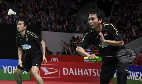 Ganda Putra Indonesia Mohammad Ahsan (kanan) dan Hendra Setiawan berusaha mengembalikan kok ke ganda putra Cina Han Chengkai dan Zhou Haodong saat pertandingan semifinal Daihatsu Indonesia Masters 2019 di Istora Senayan, Jakarta, Sabtu (26/1/2019).