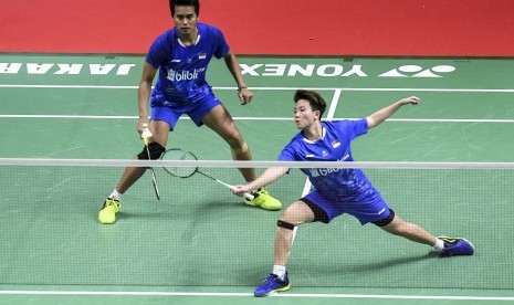 Ganda campuran Indonesia Liliyana Natsir (kanan) dan Tontowi Ahmad berusaha mengembalikan kok ke ganda campuran Malaysia Chan Peng Soon dan Goh Liu Ying saat pertandingan semifinal Daihatsu Indonesia Masters 2019 di Istora Senayan, Jakarta, Sabtu (26/1/2019). 