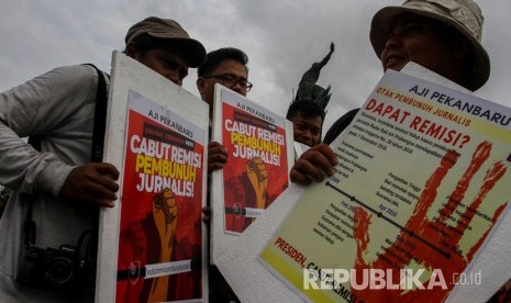 Jurnalis membentangkan spanduk dan poster untuk memberi dukungan dalam aksi damai 'Cabut Remisi Pembunuh Jurnalis' di Pekanbaru, Riau, Ahad (27/1/2019).