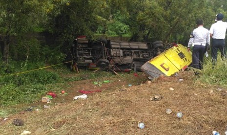 Bangkai Bus Bima Suci Nopol A 7530 CS jurusan Bandung-Merak, yang jatuh ke jurang di Tol Cipularang KM 70+400,Purwakarta, Senin (28/1). 