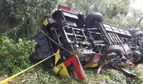 Bangkai bus Bima Suci Nopol A 7530 CS, masih belum dievakuasi di lokasi kejadian, Senin (28/1).