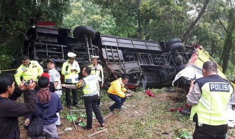 Bangkai bus Bima Suci Nopol A 7530 CS, masih belum dievakuasi di lokasi kejadian, Senin (28/1).