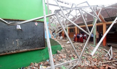  Suasana sekolah yang ambruk di SDN Neglasari 5, Dramaga, Bogor, Jawa Barat, Senin (28/1/2019). 