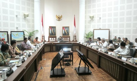 Wakil Presiden Jusuf Kalla (JK) memimpin rapat untuk membahas sistem transportasi Jabodetabek, Senin (28/1) di Kantor Wakil  Presiden, Jalan Medan Merdeka Utara, Jakarta, Senin (28/1).