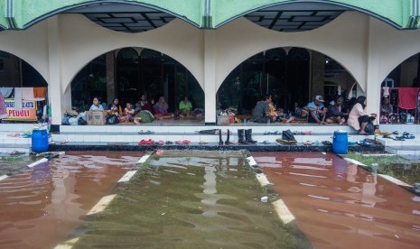 Sejumlah warga terdampak banjir mengungsi di Masjid Al Karomah, Pekalongan, Jawa Tengah, Senin (28/1/2019).