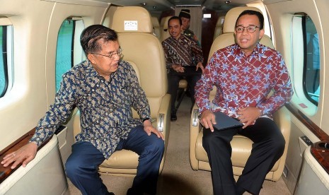 Wakil Presiden Jusuf Kalla (kiri) berbincang dengan Gubernur DKI Jakarta Anies Baswedan di Heli Superpuma untuk meninjau titik kemacetan lalu lintas Jabodetabek di Jakarta, Senin (28/1/2019). 