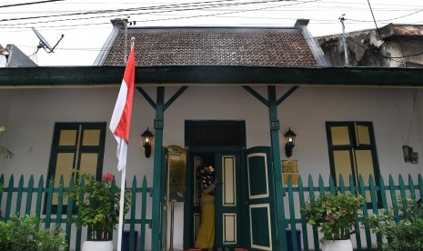 Pengunjung mengamati koleksi yang terdapat di Museum HOS Tjokroaminoto di Jalan Peneleh VII No 29, Surabaya, Jawa Timur, Senin (28/1/2019).