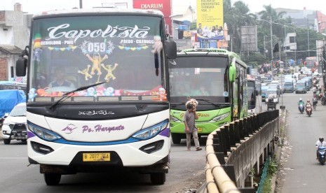 Sejumlah bus angkutan umum antarkota antarprovinsi (AKAP). 