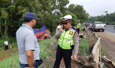 Bangkai kendaraan Bus Bima Suci Nopol A 7520 CS, yang kecelakaan di Tol Cipularang KM 70+400, masih belum dievakuasi, Selasa (29/1). N Ita Nina Winarsih