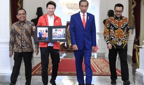 Presiden Joko Widodo (kedua kanan) didampingi Menteri Sekretaris Negara Pratikno (kiri), Menteri Pemuda dan Olahraga Imam Nahrawi (kanan) usai menerima atlet bulutangkis Liliyana Natsir (kedua kiri) di Istana Merdeka, Jakarta, Selasa (29/1/2019). 