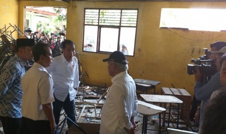 Presiden Jokowi mengunjungi SMPN 1 Muara Gembong, Bekasi, Jawa Barat yang sebagian bangunannya rusak parah, Rabu (30/1). 