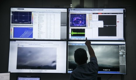 Petugas memantau aktivitas Gunung Merapi yang berstatus Waspada (level II) dari layar monitor di Kantor BPPTKG Yogyakarta, DI Yogyakarta, Rabu (30/1/2019).