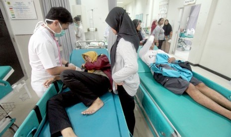 Petugas kesehatan memberikan penanganan medis kepada pasien penderita Demam Berdarah Dengue (DBD) di Rumah Sakit Umum Daerah Cibinong, Bogor, Jawa Barat, Rabu (30/1/2019).