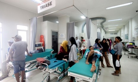 Sejumlah pasien demam berdarah dengue (DBD) menunggu mendapatkan penanganan medis di ruang unit gawat darurat (UGD) Rumah Sakit Umum Daerah (RSUD) Cibinong, Kabupaten Bogor, Jawa Barat.