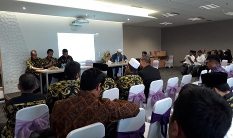 Anggota Serikat Penyelenggara Umrah Haji Indonesia (SAPUHI) menggelar rapat Pleno. Rapat menyampaikan laporan keuangan dan membahas isu terkini di Muamalat Tower lt 19. Kamis (31/).